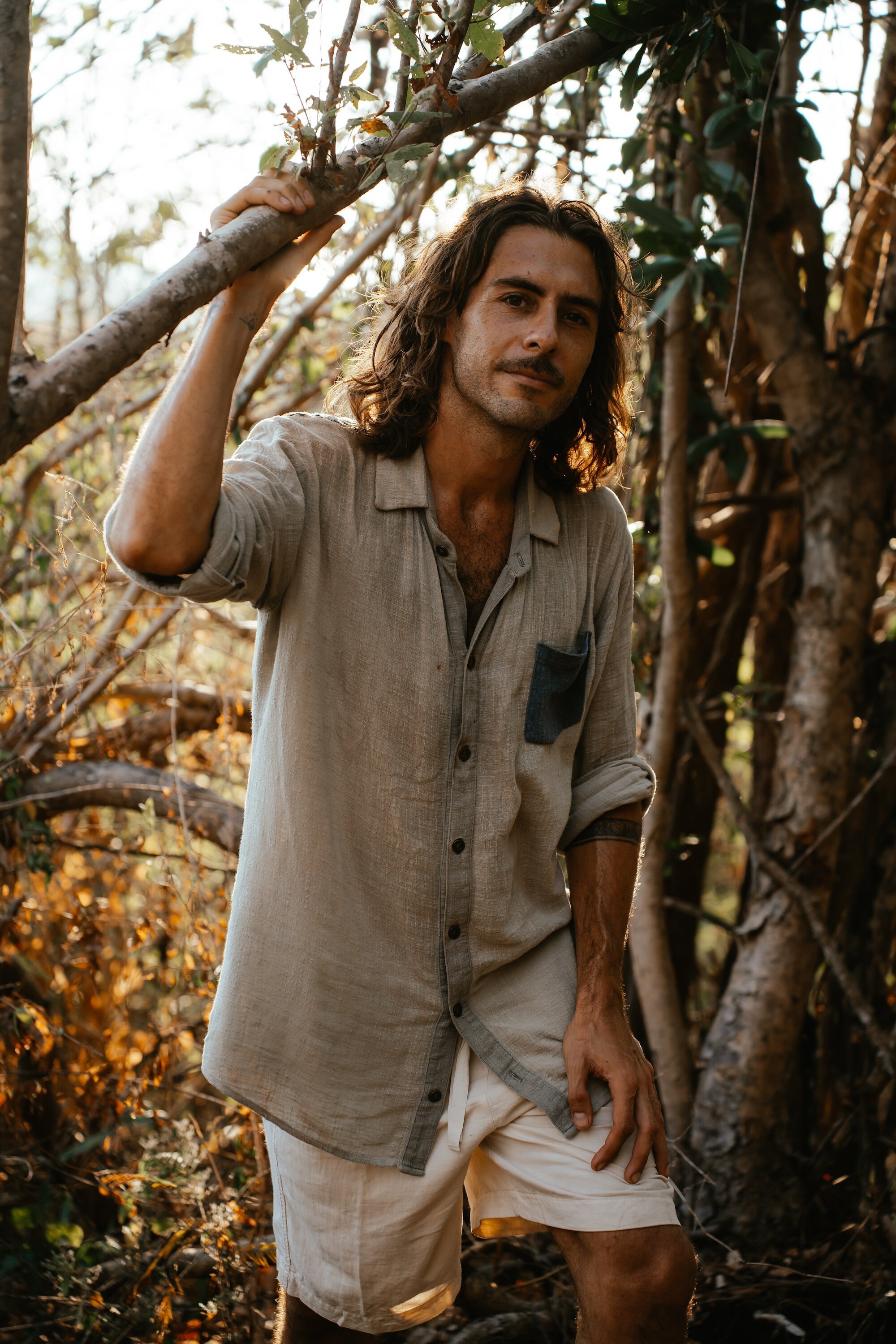 Jordi Amat en el bosque, luz dorada